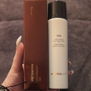 Hourglass Veil Soft Focus Setting Spray - Black and White